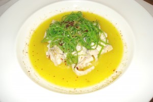 pesce azzurro con patate, limone e camomilla dello chef stellato Giuseppe Guida che il sommelier abbina la bianco caprese 