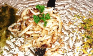 calamaretti scottati impanati alle erbe, pistacchi di bronte e pesto di basilico scotatim 