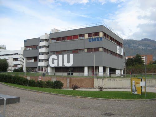 università