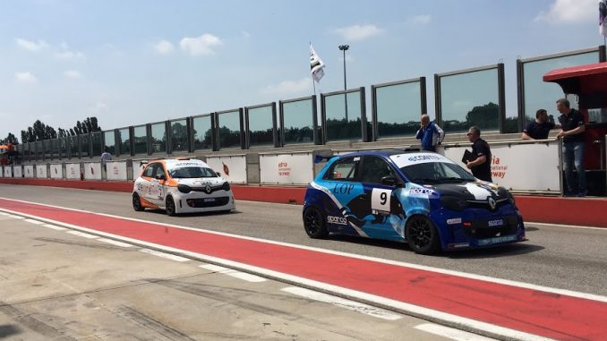 Le auto di Alessandro Palladini e Pietro Casillo che si dirigono verso l'entrata del tracciato di Adria