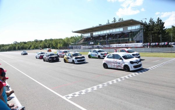 Le 8 Renault Twingo schierate sulla griglia di partenza