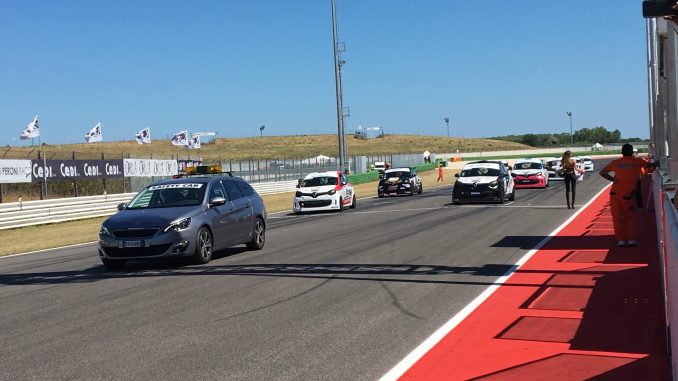 Le Renault Twingo del trofeo Entry cup in griglia di partenza