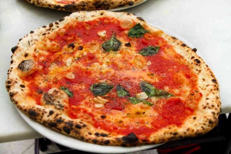 Il 4 nella Reggia di Portici scienza folklore e le pizze dei fratelli