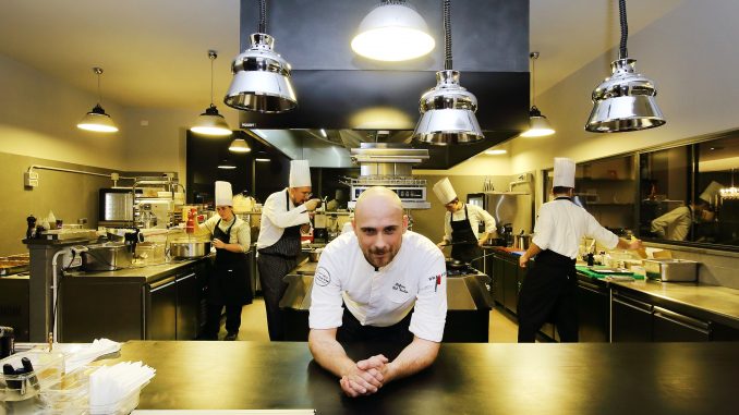 Stefano Del Vecchio nella cucina di Corso Trieste Restaurant