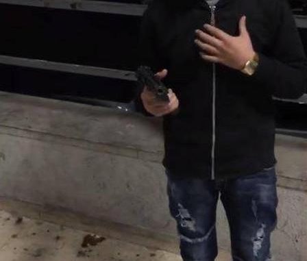 Identificato bimbo armato che canta brano neomelodico su Fb