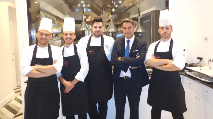 Al centro lo chef Agostino SChettino con il maitre Raffaele Coppola e la brigata di cucina con Walter Presutti, Vincenzo Tufano e Nunzio Adolescente
