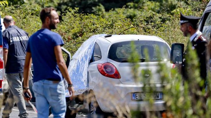 Agguato a Napoli, ucciso mentre era alla guida auto