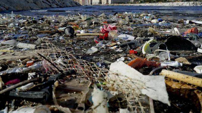 Maltempo:dopo mareggiata quintali plastica su arenile Napoli