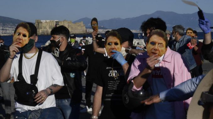 Fase 2: Napoli; protesta di 300 esercenti, folla sul lungomare