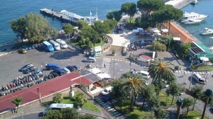 7066133_21092349_piazza_marinai_d_italia_sorrento