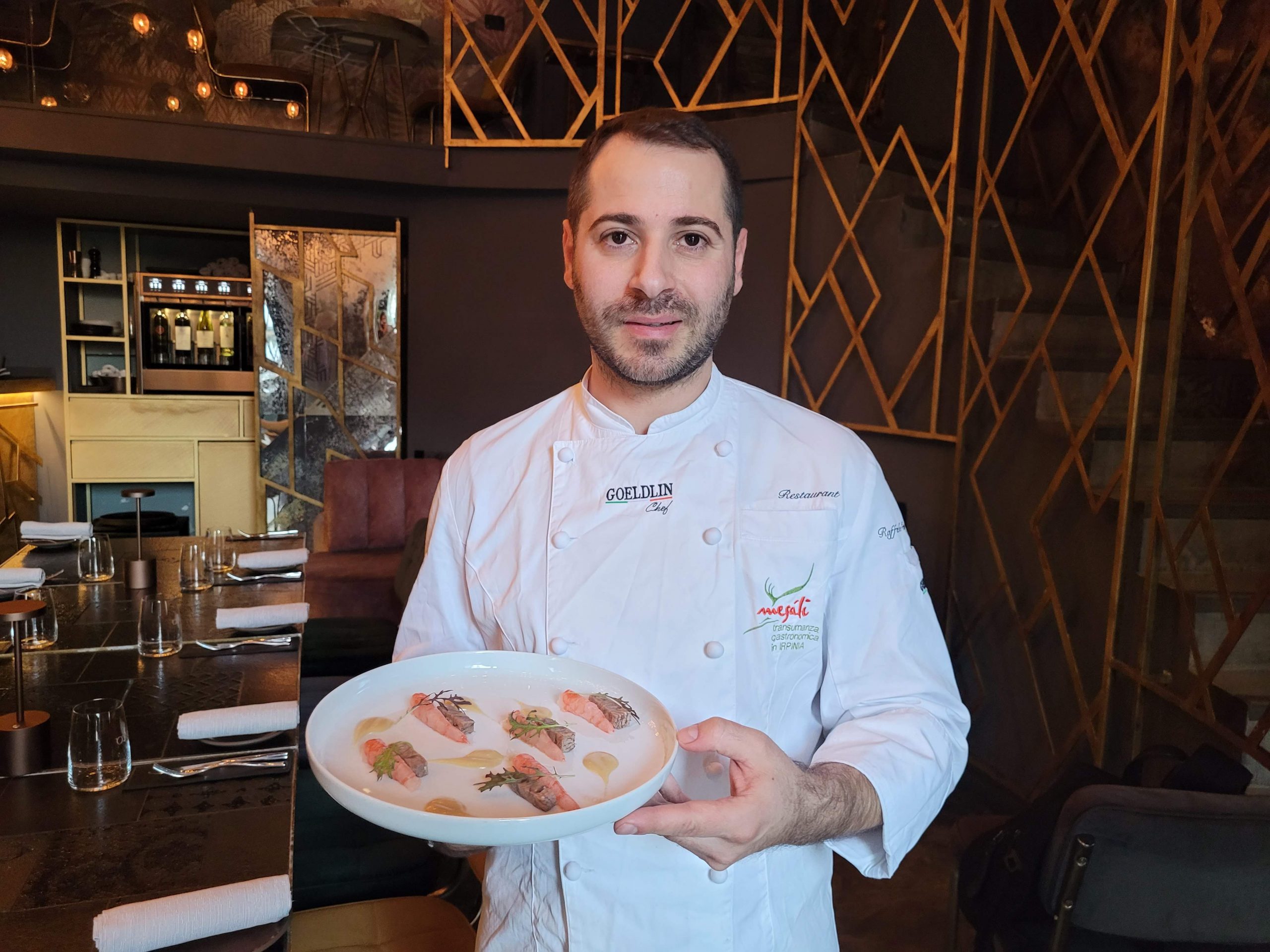 Foto Apertura Lo chef Raffaele Campagnola col crudo di gamberi