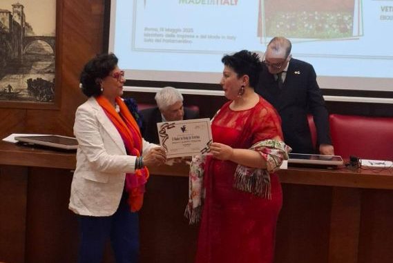 Il Made in Italy in Vetrina_Angela Caliendo mentre ritira il Premio