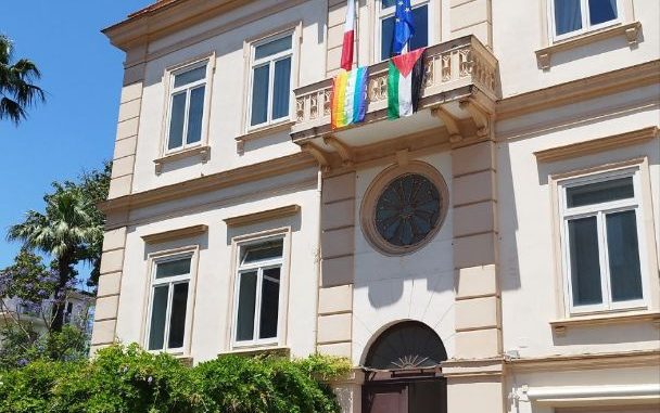 bandiere Pace e Palestina al Comune di Sant'Agnello