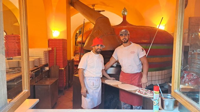 Foto apertura pizzeria Sorrento