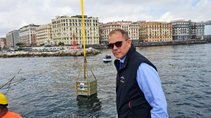 Andrea Petrone e la cassa di limoncello