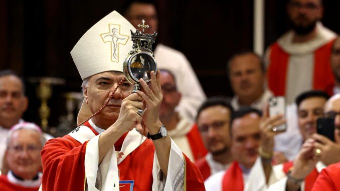San Gennaro ampolla Battaglia - foto LaPresse
