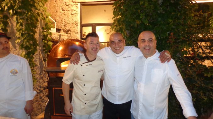 gli chef Vincenzo Guarino con il maestro pizzaiolo Errico Porzio nell'edizione Pizza a Corte 2024